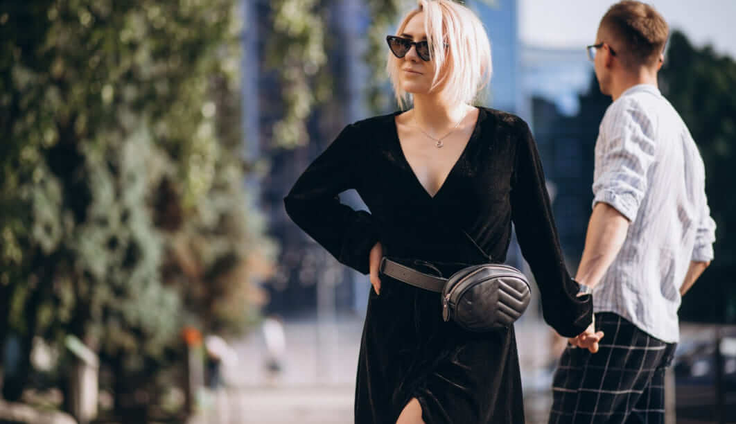 Revisando perfil en la app para conocer gustos